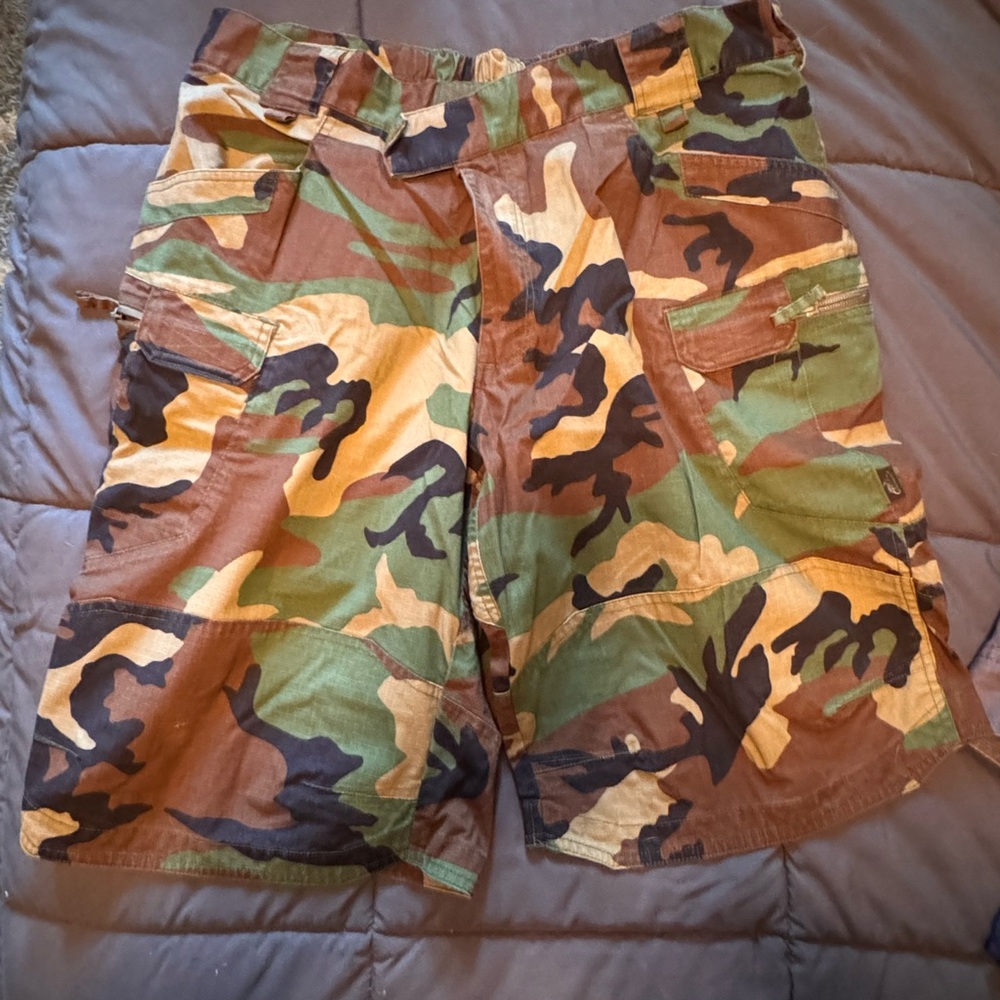 Men’s camo tactical cargo shorts size 40” waist